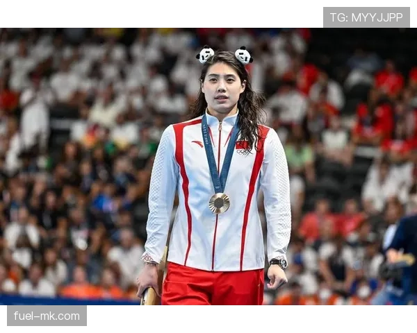 张雨霏比赛外竟然爱穿拖鞋，这身材曲线也太不科学了吧！